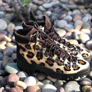 Two Thousand Never hiking boots size men7/women9